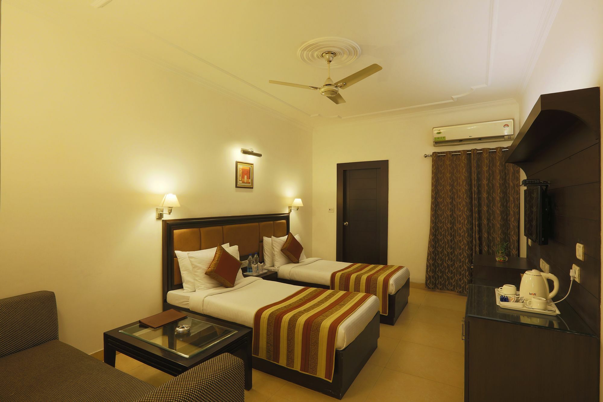 Townhouse 517 La Sapphire Near Delhi Airport Hotel Új-Delhi Kültér fotó